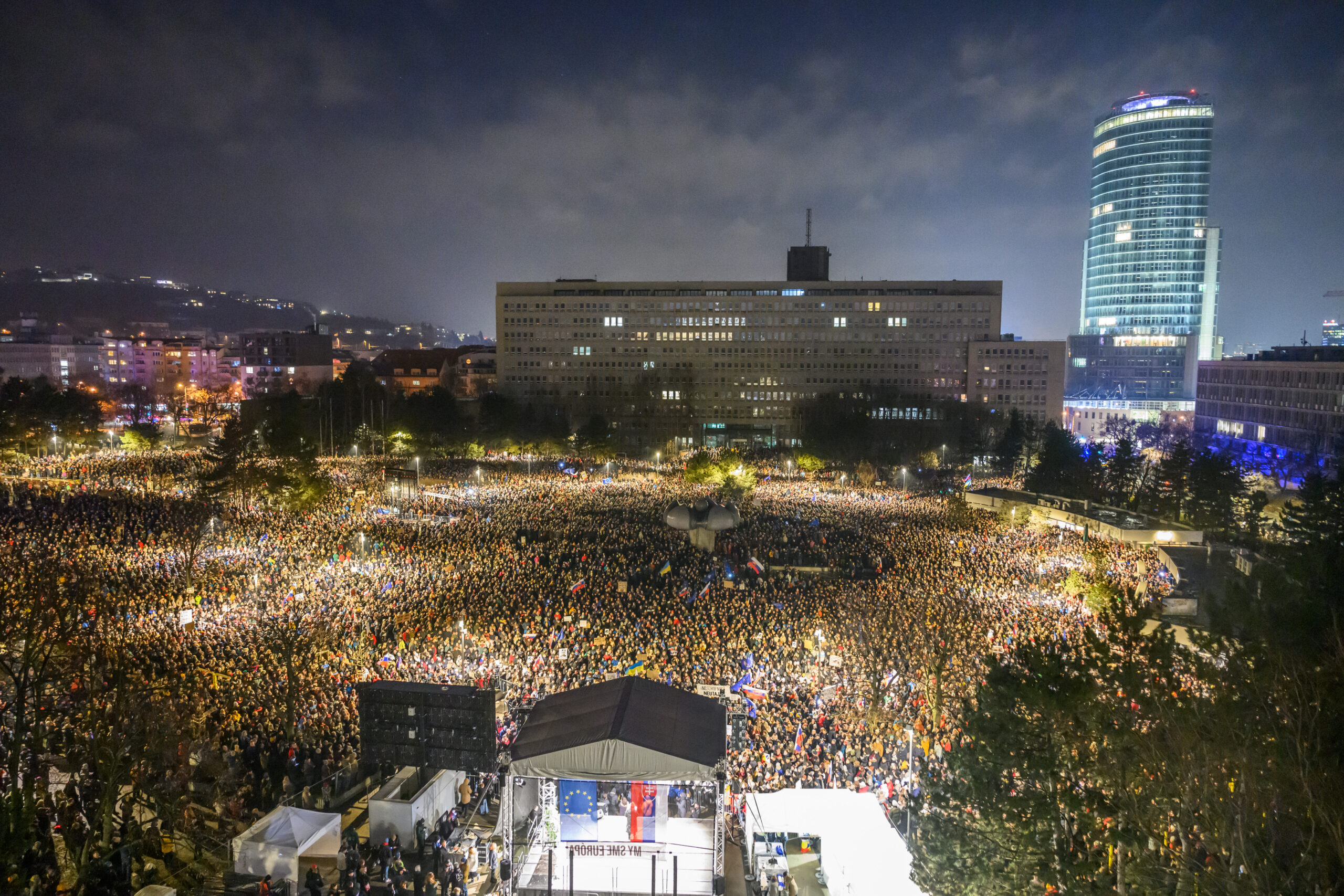 Pozsonyban a szervezők szerint 60 ezren vettek részt a demonstráción (TASR-kép)