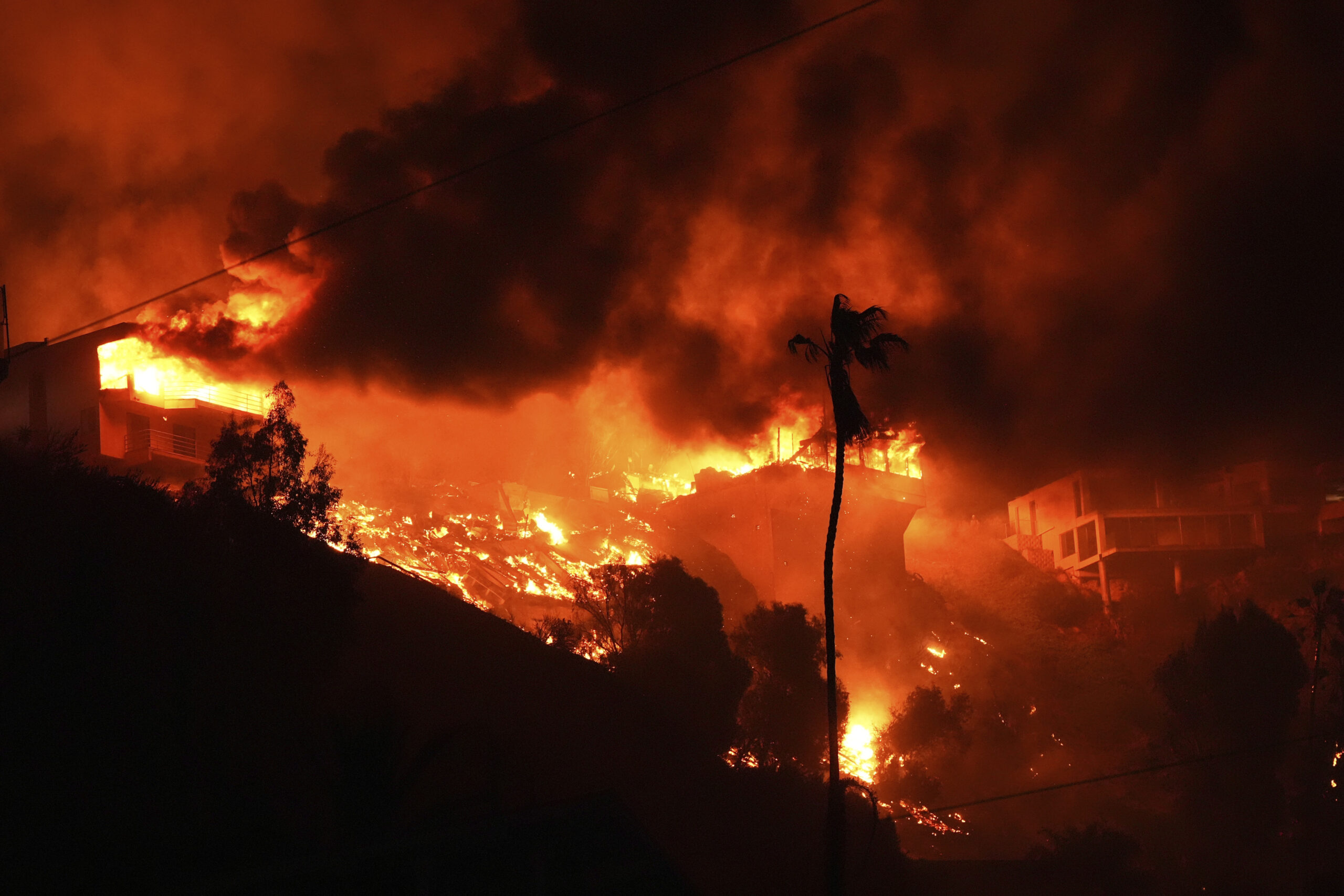 Lángokban Los Angeles: már evakuálják a hollywoodi lakónegyedet, egyre csak terjed a tűz (FOTÓK)