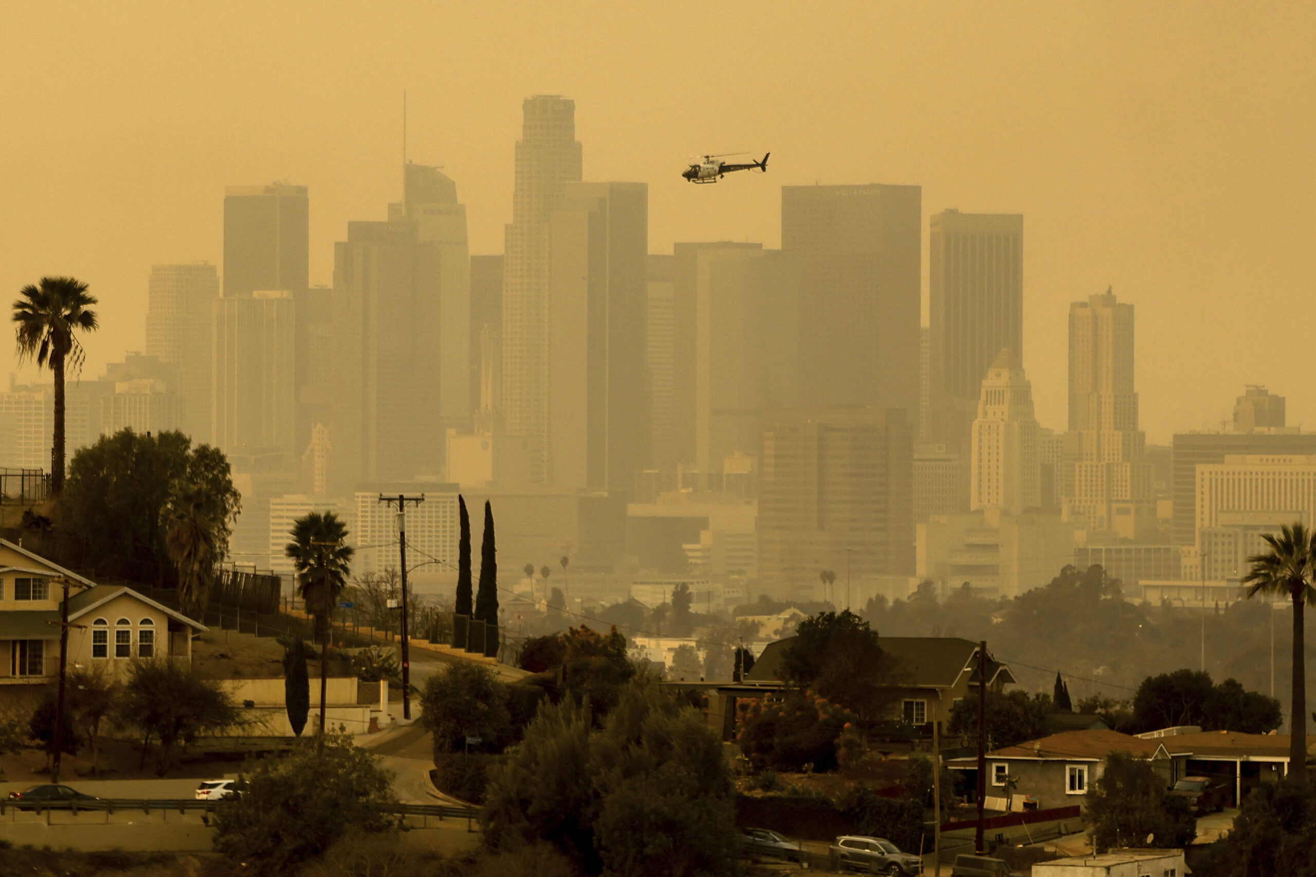 További kötelező kitelepítést rendeltek el Los Angeles körzetében, épületek ezrei semmisültek meg