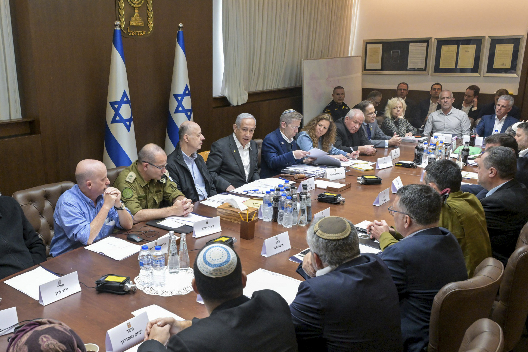 Az izraeli biztonsági kabinet (Fotó: TASR/AP)


This photo provided by the Israeli Government Press Office, Israeli Prime Minister Benjamin Netanyahu, center, convened his security Cabinet to vote on a ceasefire deal after confirming an agreement had been reached that would pause the 15-month war with Hamas in Gaza, in Jerusalem, Friday, Jan. 17, 2025. (Koby Gideon/Israeli Government Press Office via AP)