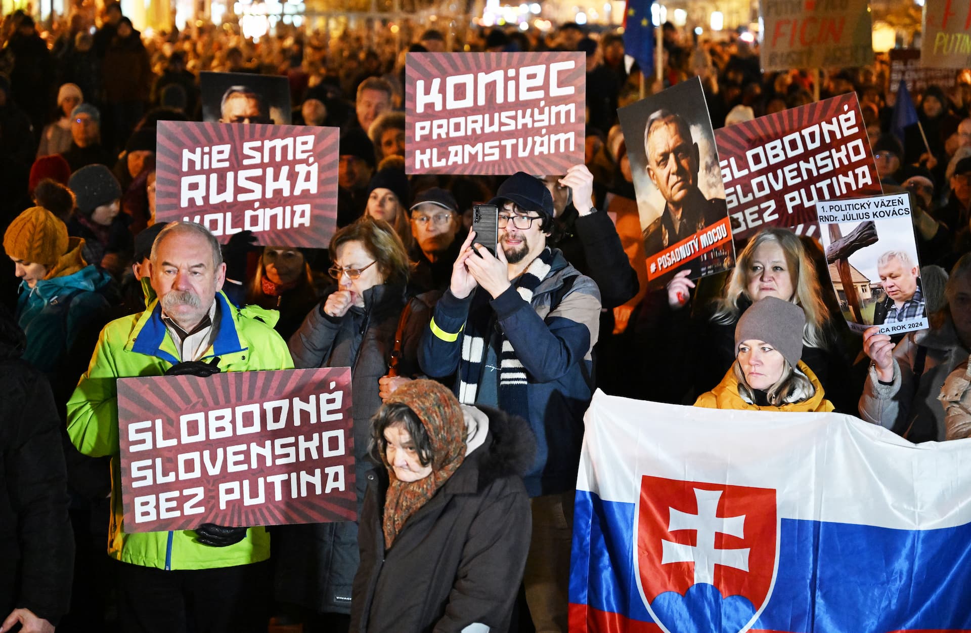 Nem csupán Pozsony belvárosa telt meg demonstrálókkal, számos más városban is tüntetést szerveztek Fico politikája ellen (FOTÓK)