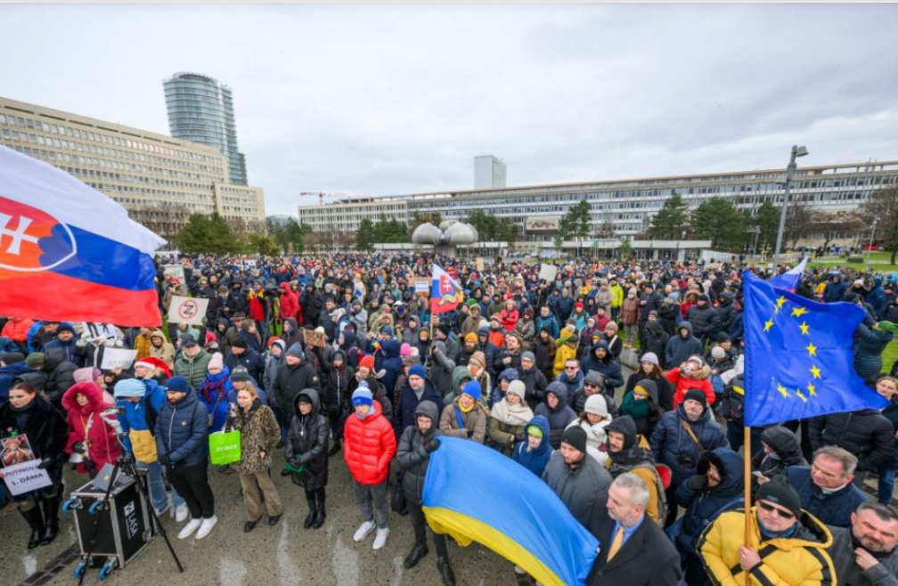 Békét Ukrajnának: A miniszterelnök lépései elleni tüntetésen mintegy 4000 ember vett részt