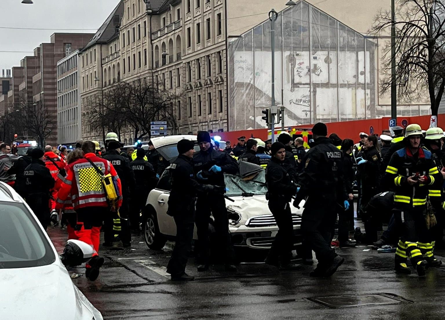 Emberek közé hajtott egy autó Münchenben, sokan megsérültek