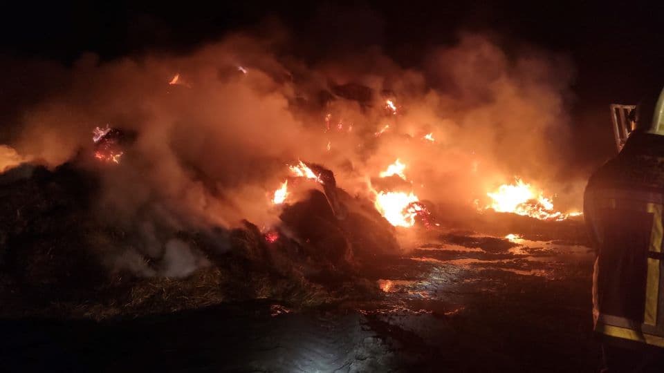 Égő szalmakazalhoz vonultak ki a tűzoltók - kiderült, hogy kiskorúak gyújtogattak