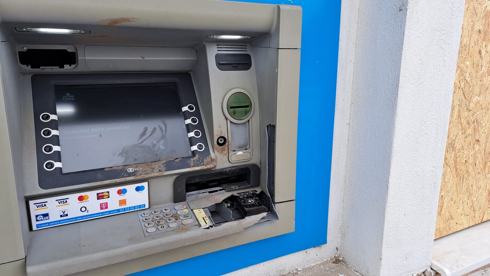 „Sajnos jó ideig nem lesz bankautomatánk” – hiába robbantottak, üres kézzel távoztak a rablók Gelléből (FOTÓK)