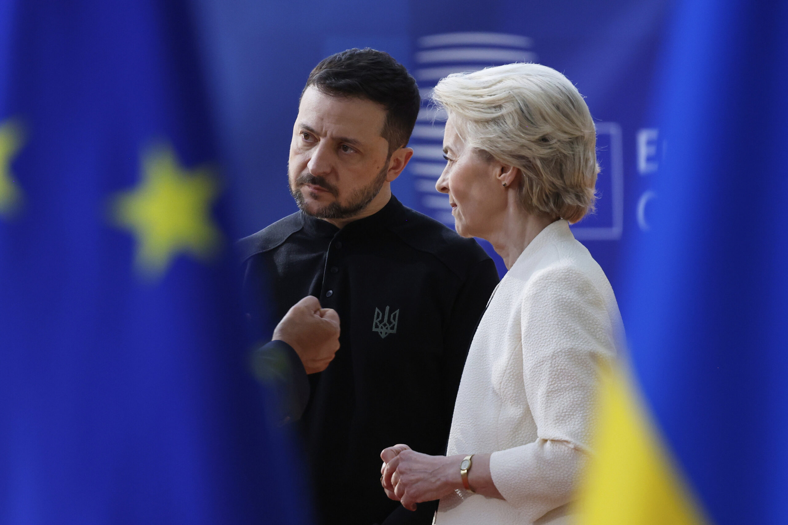 A felvételen Volodimir Zelenszkij ukrán elnök és Ursula von der Leyen az Európai Bizottság elnöke az uniós csúcson, Brüsszelben (TASR/AP)