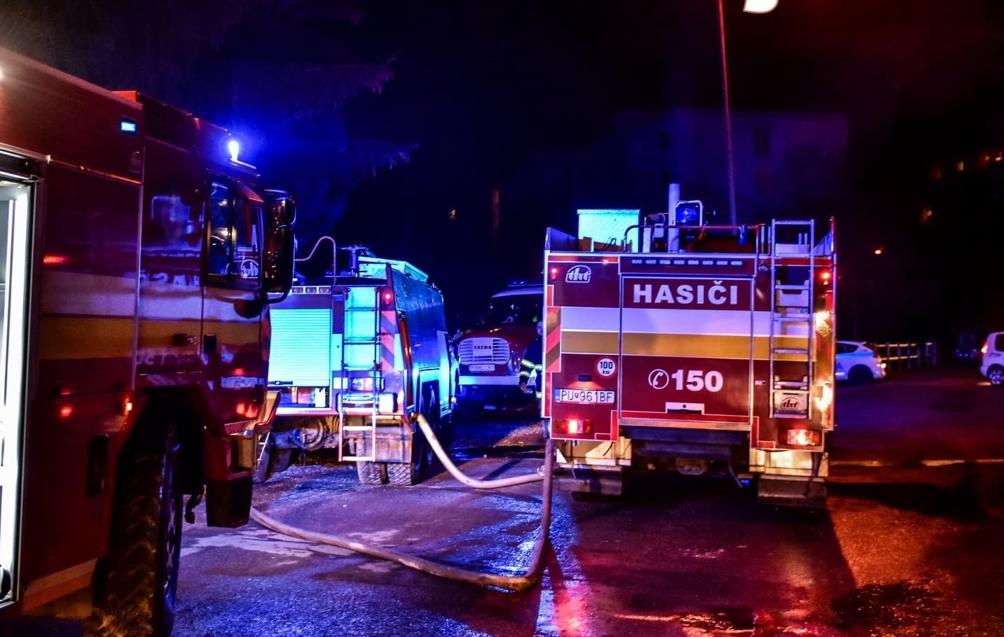 Kigyulladt egy autó Vajkán, önkéntes tűzoltók segítettek eloltani