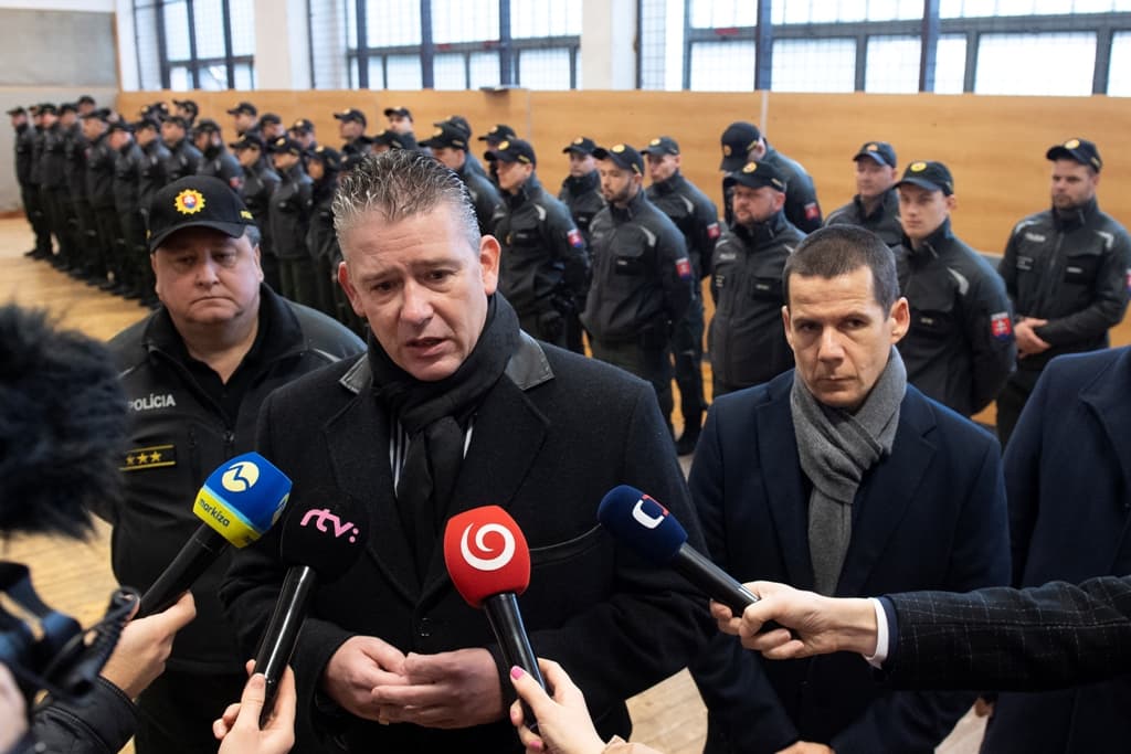 Szlovákia újabb rendőröket küldött a szerb-magyar határra – Mikulec és Hamran is elkísérte őket