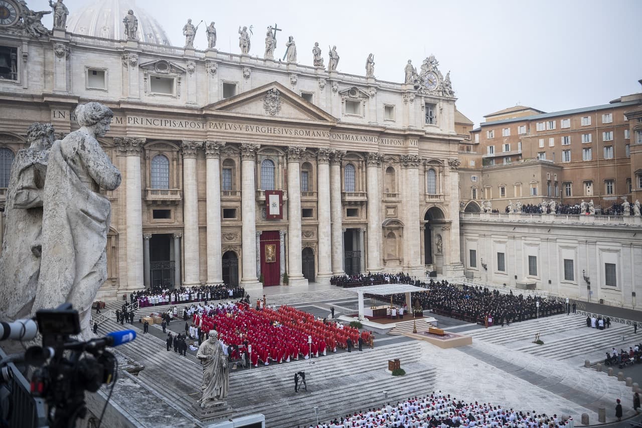 FOTÓK: Így búcsúztak el XVI. Benedek pápától