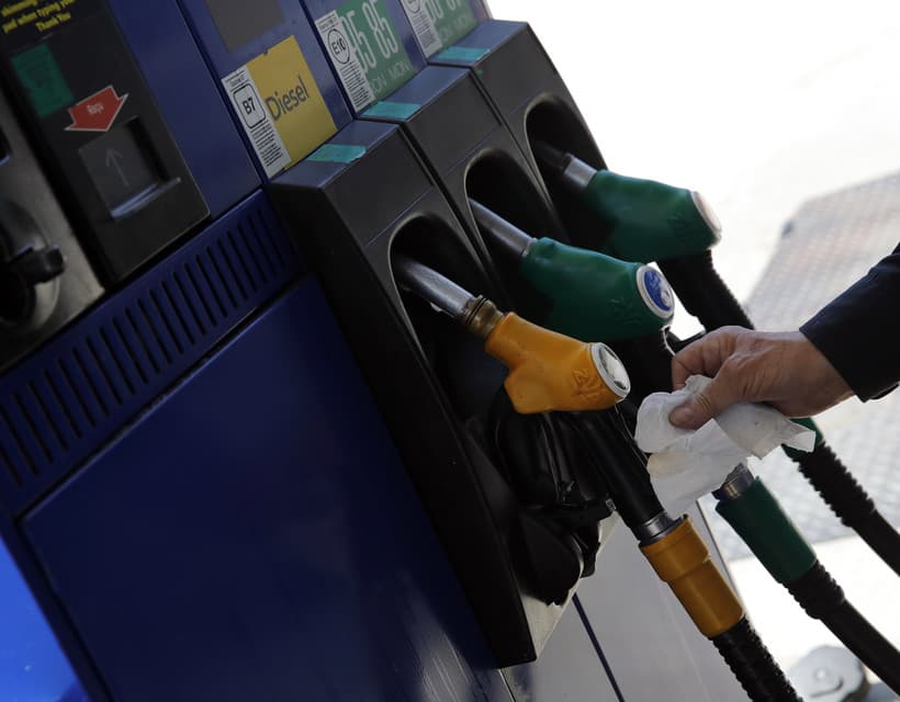 Mérgelődünk a magas benzinárakon, de valójában még olcsóbb is, mint tíz évvel ezelőtt. Hogy ez mégis miként lehet? Íme!