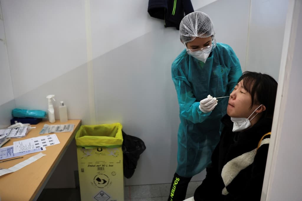 Feloldották a járványellenes korlátozásokat Kínában, több tízezren utaztak át Hongkongból