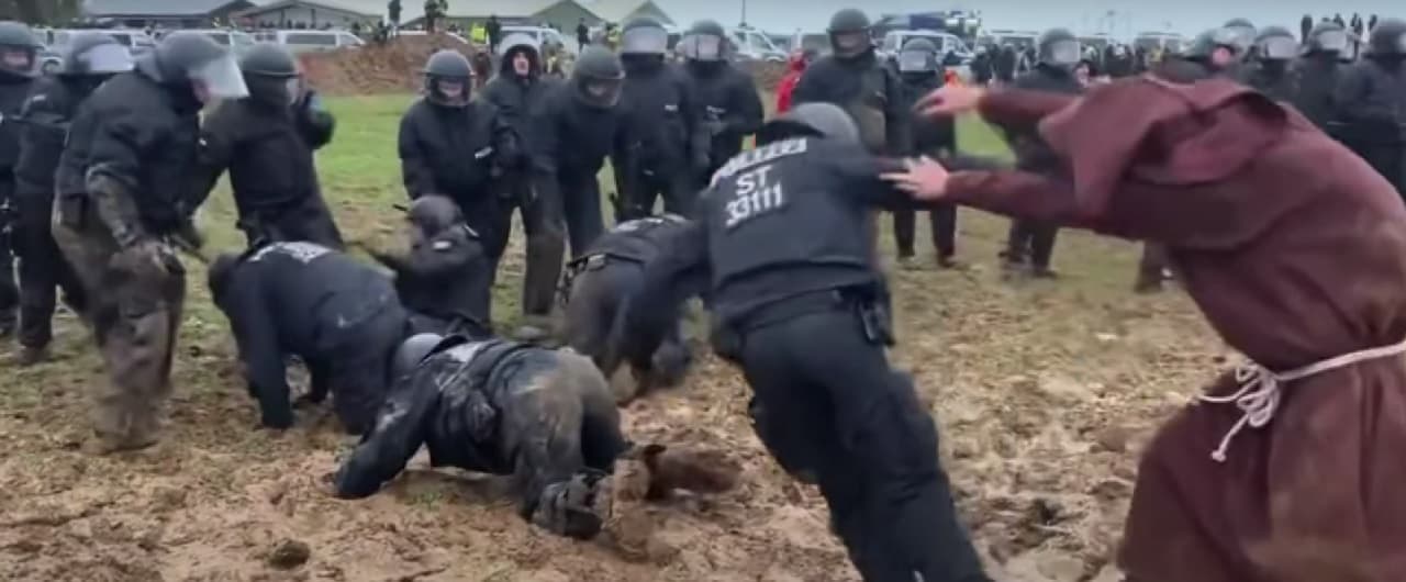 Szürreális videó kering az interneten: sárba ragadtak a rendőrök, alig tudtak kimászni a dagonyából