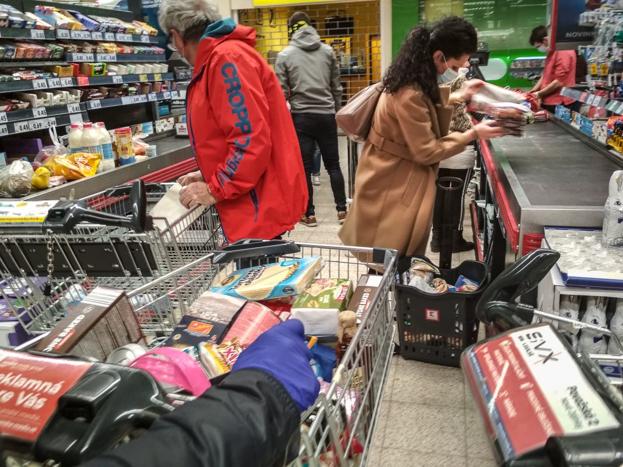 Változik több üzlet nyitvatartása Dunaszerdahelyen is, előnyt élveznek a nyugdíjasok az áruházakban egy adott időpontban