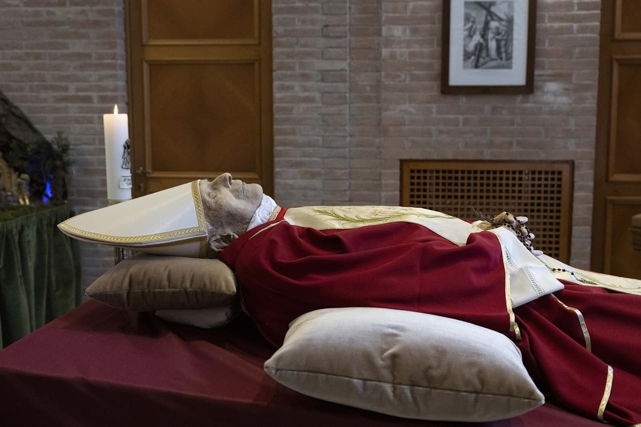 Itt tudja élőben követni XVI. Benedek pápa temetését
