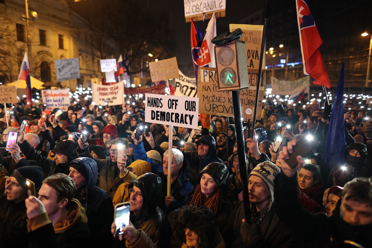 A múlt hetinél is nagyobb tömeg tüntetett Pozsonyban, sokan Danko “szemaforával” tiltakoztak