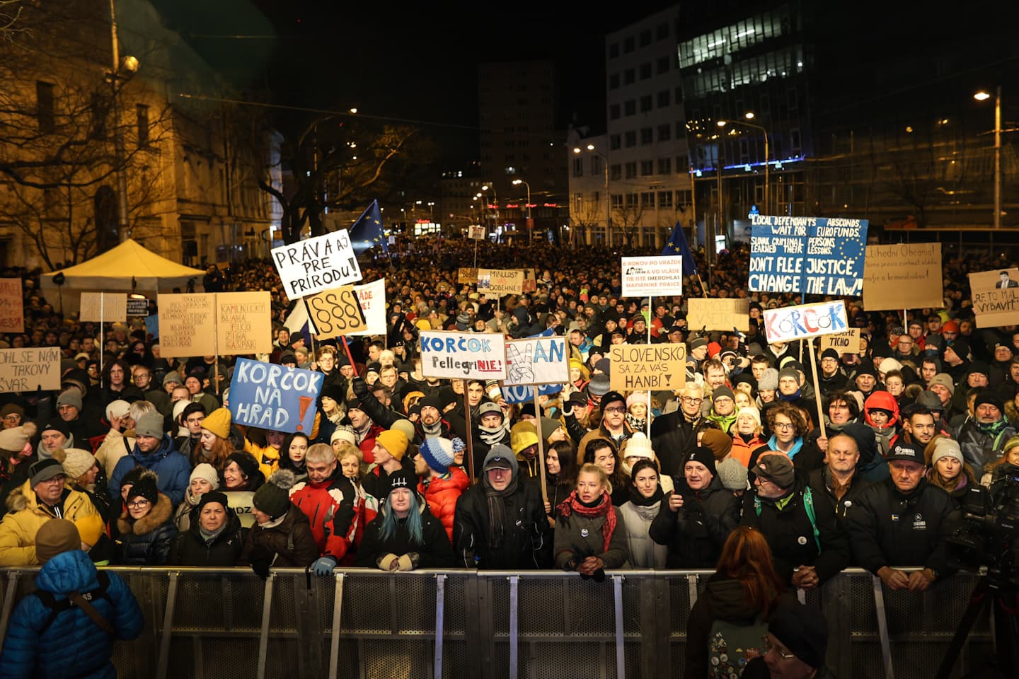 Húszezren tüntettek a kormány ellen a pozsonyi SzNP téren, a diákok üzenik Ficónak: “Nem adjuk fel!”