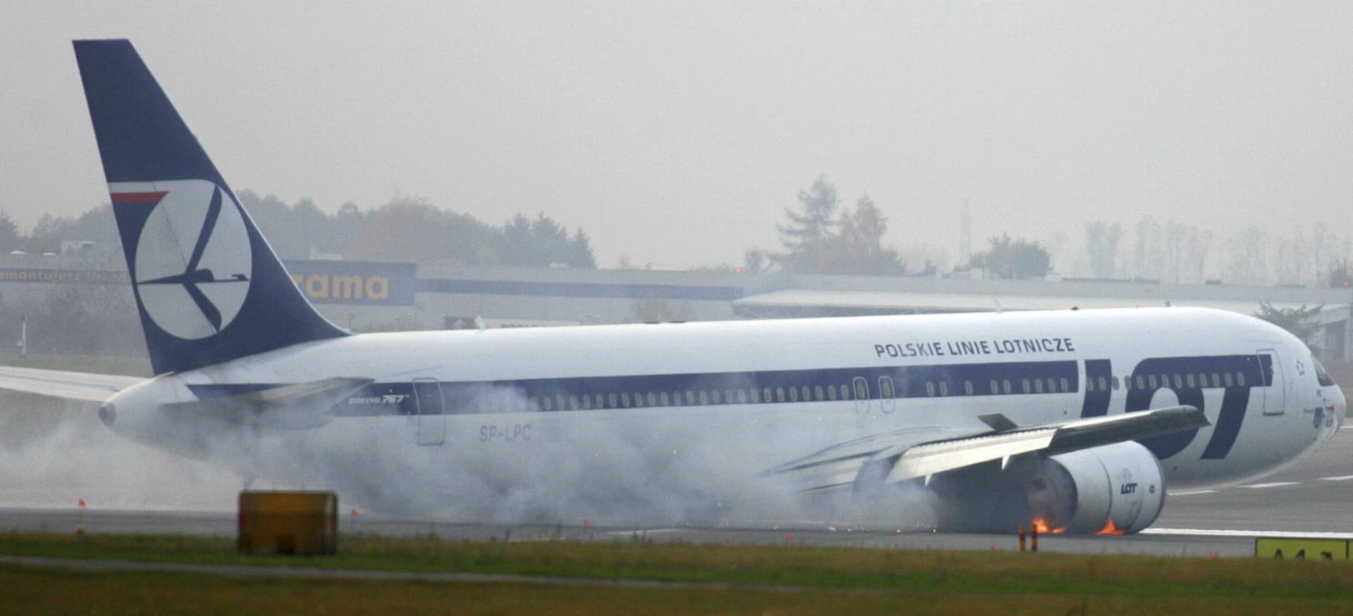 Egy Boeing 767-es a hasán csúszva szállt le Varsóban - 230 utast menekítettek ki a gépből