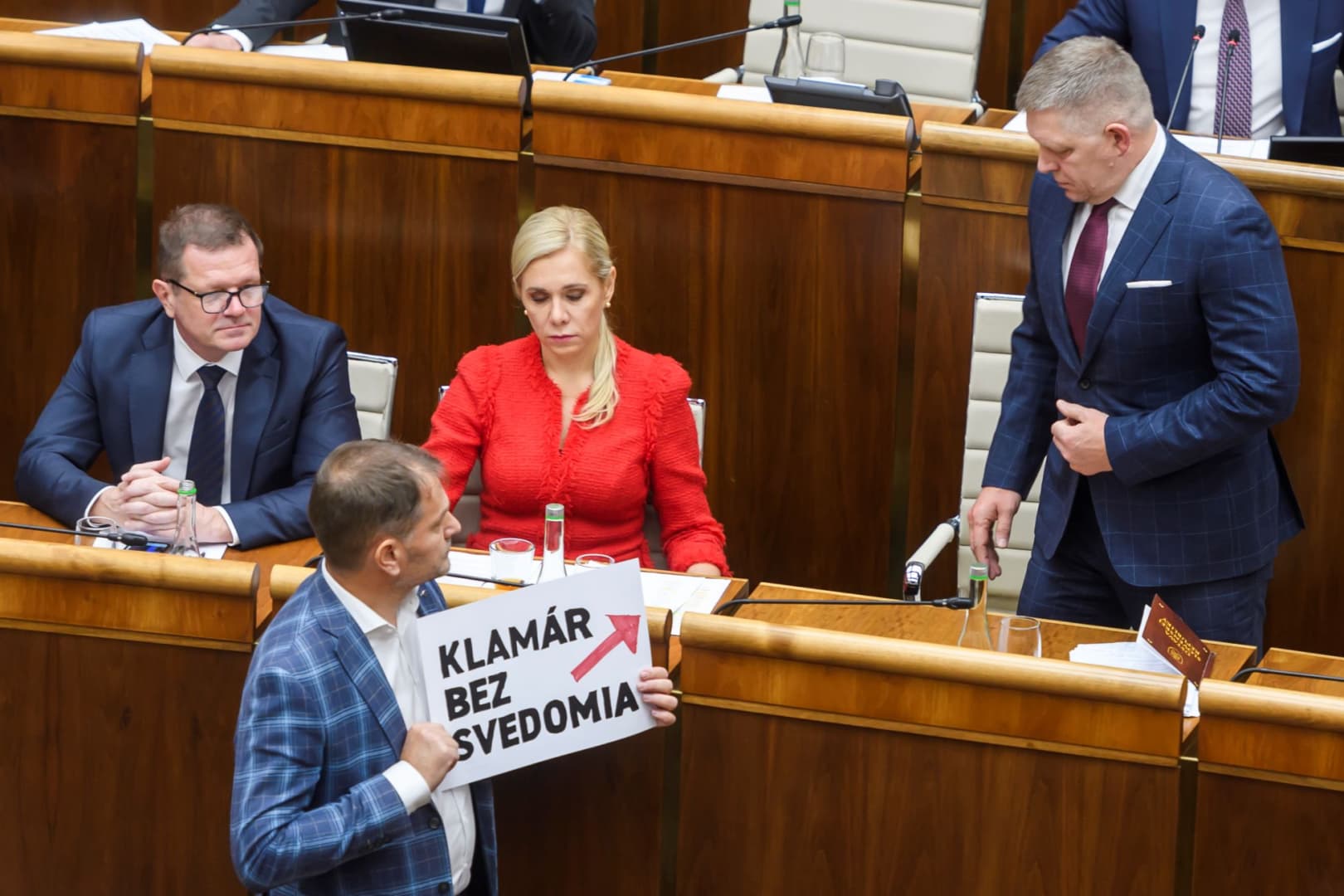 Matovič megint nem fért a bőrébe, Pellegrini betilthatja az élő sajtóbeszélgetéseket a parlament előcsarnokában