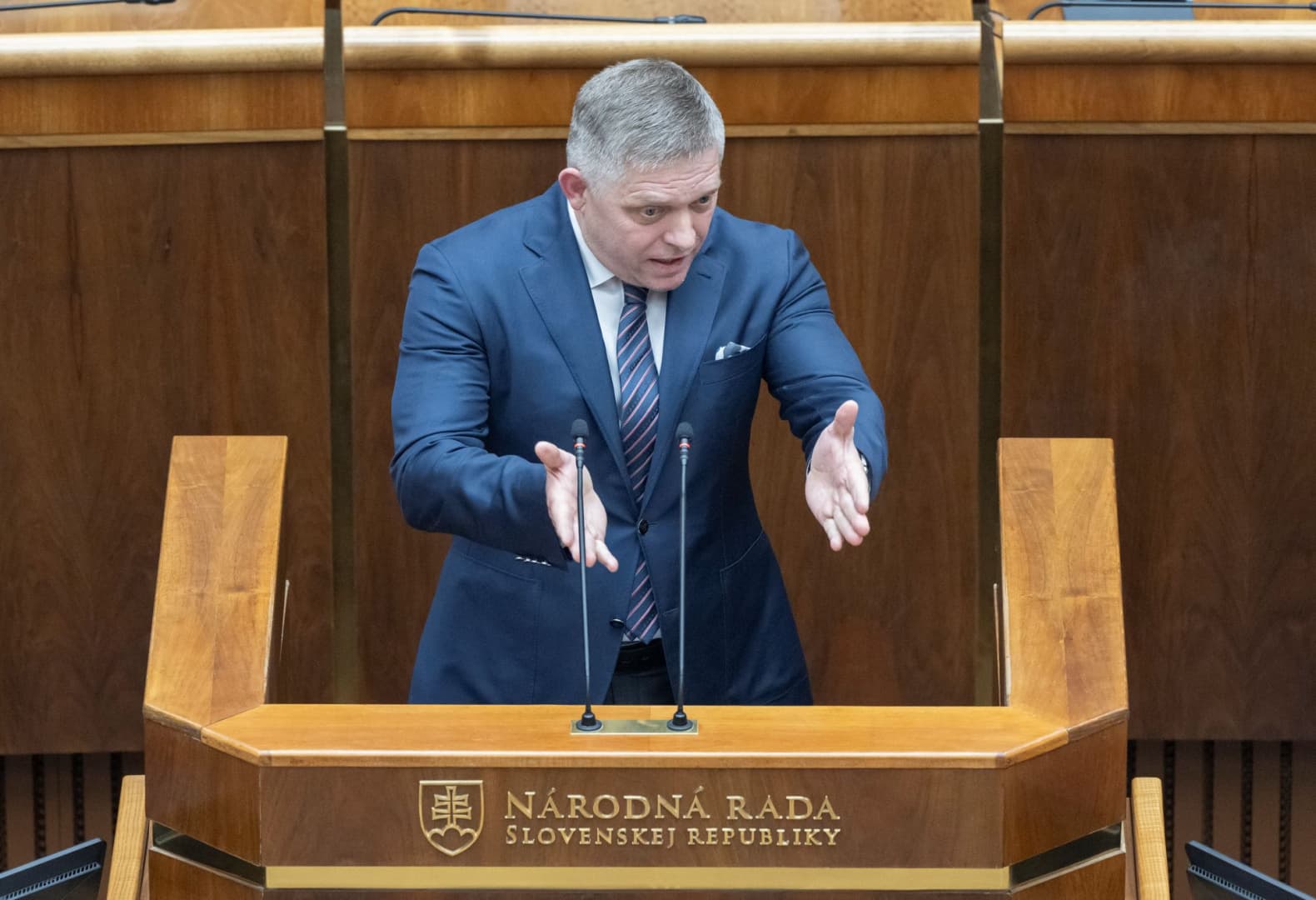 Megnyitották a rendkívüli ülést, amin az ellenzék leváltaná a belügyminisztert, mert veszélyesnek tartják Szlovákiára és lakosságára