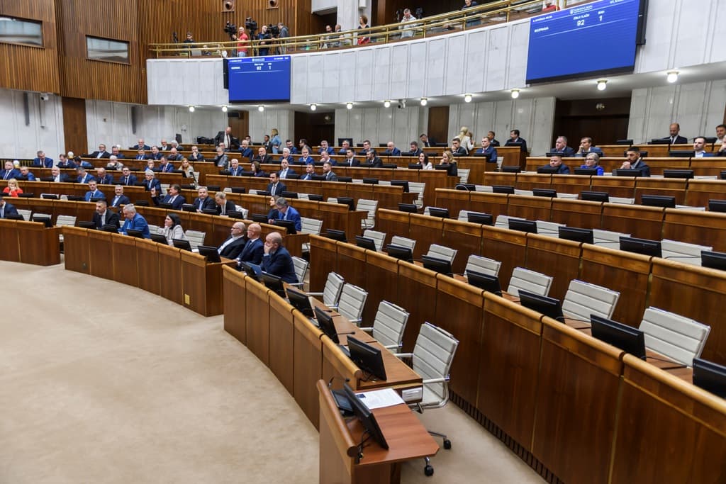 A Büntető Törvénykönyv módosításáról szóló vitával folytatódik a parlamenti ülés