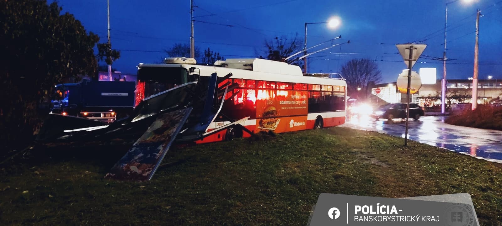 Trolibusz ütközött egy kukásautóval, többen megsérültek (FOTÓK)