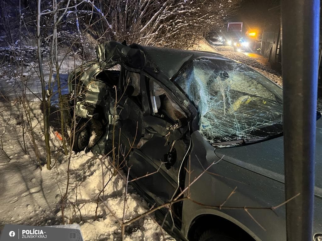 Busszal ütközött a Škoda, a 19 éves sofőr a helyszínen meghalt