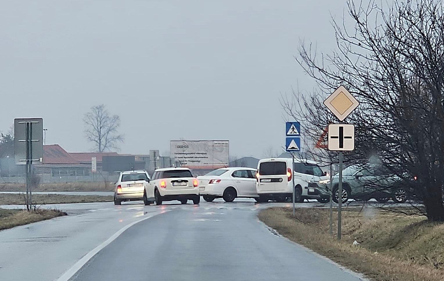Baleset miatt torlódott a forgalom a dunaszerdahelyi Tesco közelében
