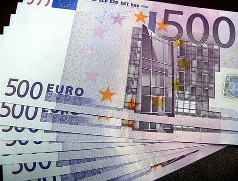 Négyezer eurót csalt ki egy férfi az idős asszonytól