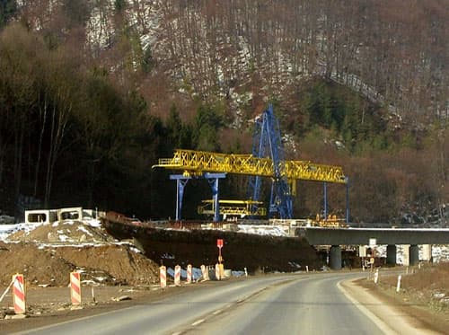 A D4-es hídjának építése miatt forgalomkorlátozás lesz a hétvégén a D2-esen