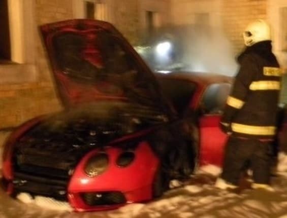 Felgyújtottak egy autót a Dénesd melletti vasútállomáson