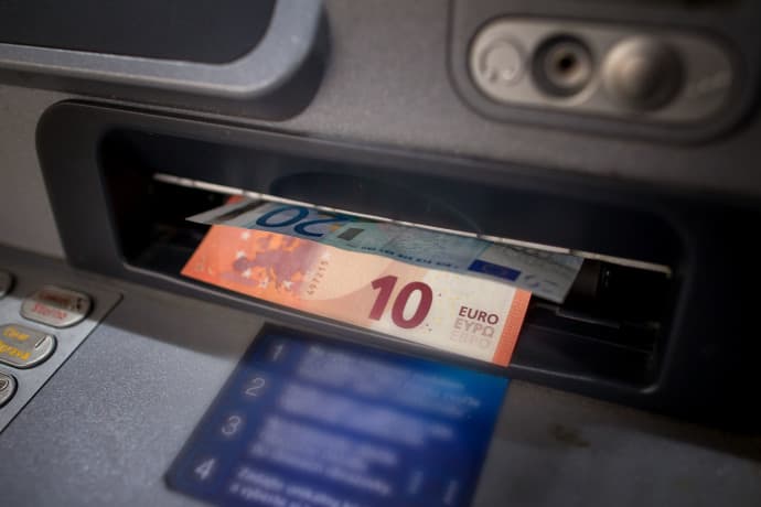 A rendőrség csak úgy adja vissza a bankomatban felejtett pénzt, ha az illető megmondja, milyen címletekben kapta