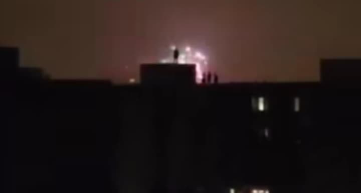 Gyanús alakok jelentek meg a tetőn, pár perc múlva lángra kapott a lakóház (VIDEÓ)