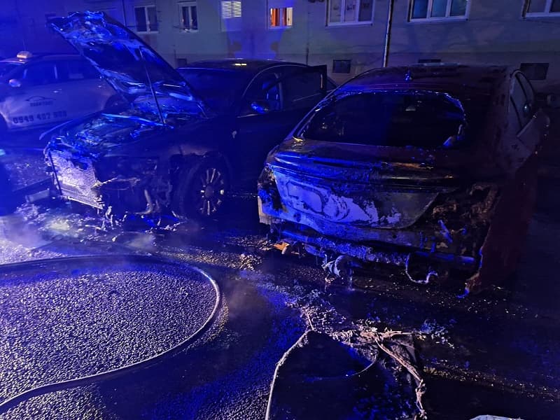 AUTÓTŰZ: Két autó égett ki hajnalban a dunaszerdahelyi Kukučín utcában!
