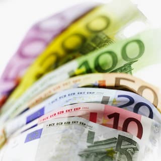 Húszezer eurót talált egy nő az automatánál, a pénzt átadta a rendőrségnek