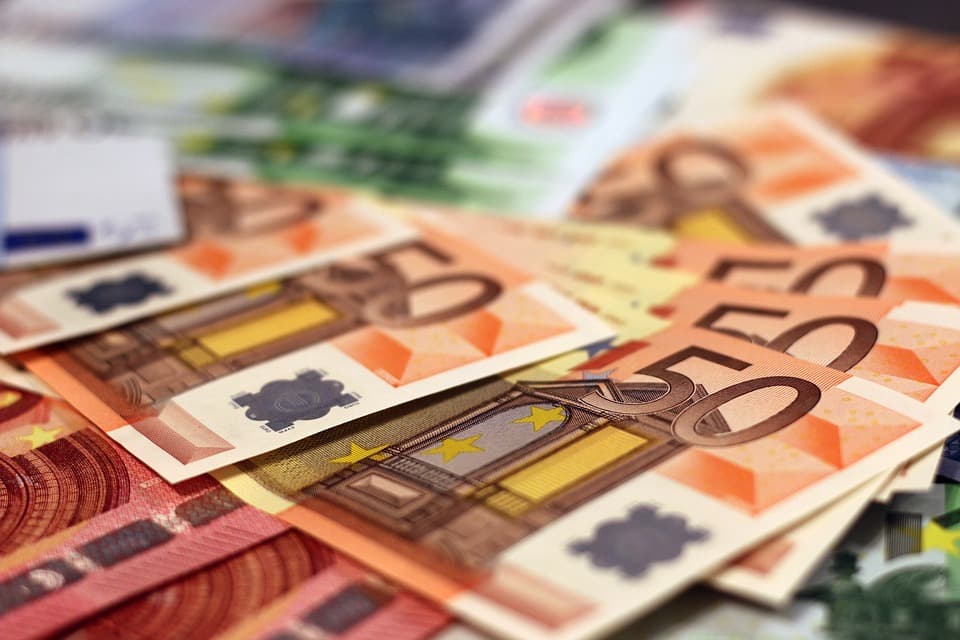 Egyszeri 100 eurót kapnak bizonyos szülők augusztusban