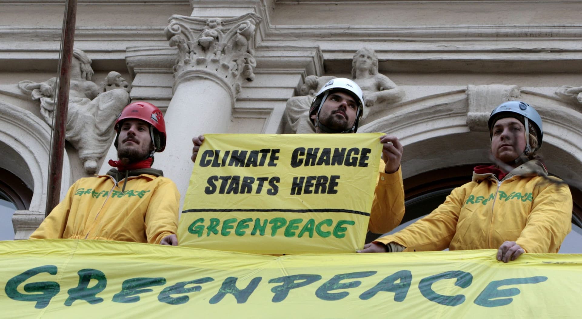Bugárt és Sólymost is meglepte a Greenpeace-aktivisták lesittelése