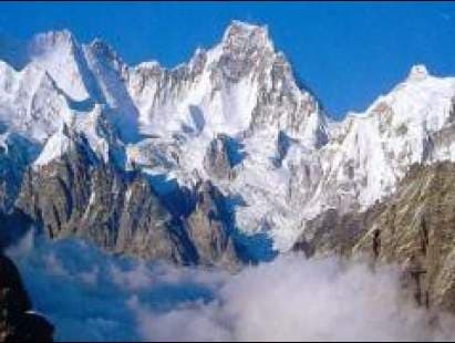 Két európai hegymászó életéért küzdenek a Himalájában