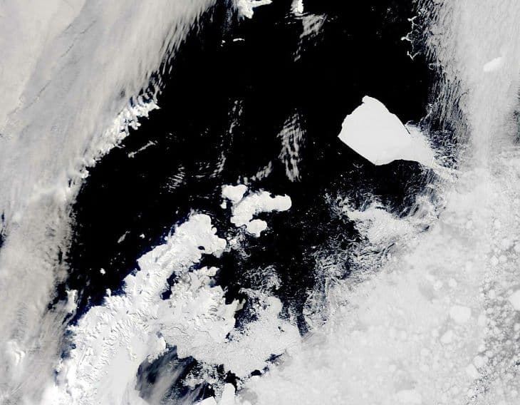Gyorsan olvad az Antarktiszról leszakadt óriási jéghegy (FOTÓ)