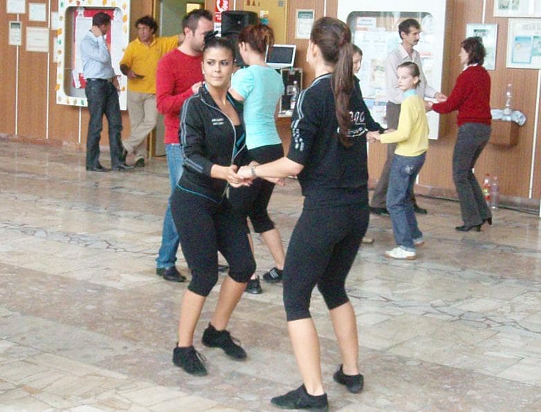 Südi Iringó táncolt a Vámbéry alapsuliban