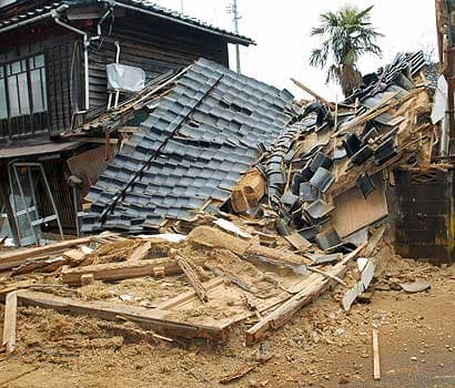 Épületek dőltek össze két erős földrengés miatt Japánban