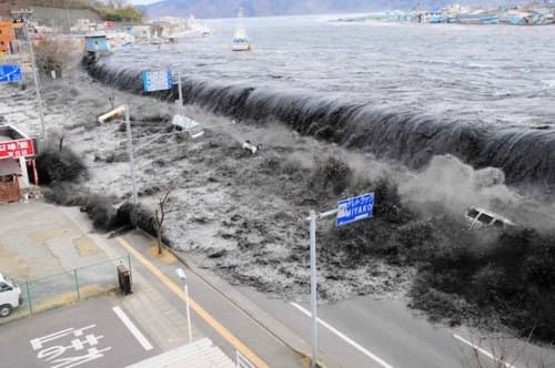 Nagy erejű földrengés rázta meg Japánt, cunamiriadót adtak ki!