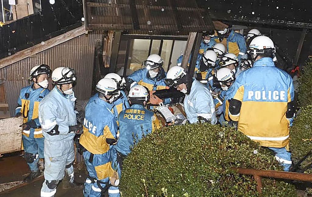 Japánban életben találtak egy embert a romok alatt a földrengés sújtotta területen