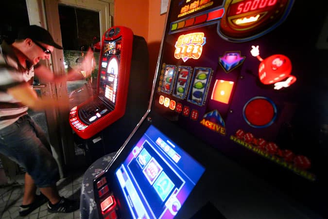 Pénzbedobós játékautomatán nyert egy vagyont a mázlista
