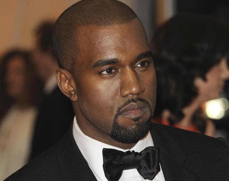 Kanye West legújabb videoklipjében 12 meztelen celebbel bújt egy ágyba (videó)