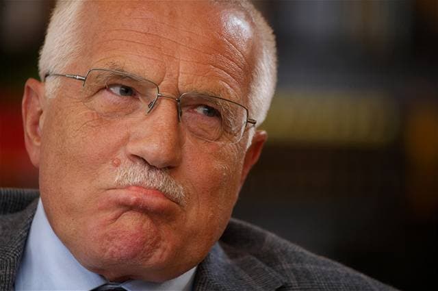 Pénzbüntetést kapott Václav Klaus, mert maszk nélkül koszorúzott 