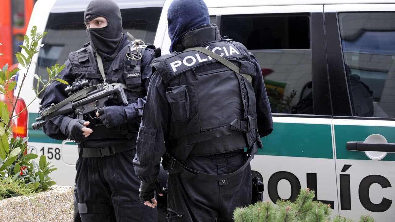 Rendőrségi akció Pozsony belvárosában – ételkihordó autóra csaptak le a fegyveres kommandósok