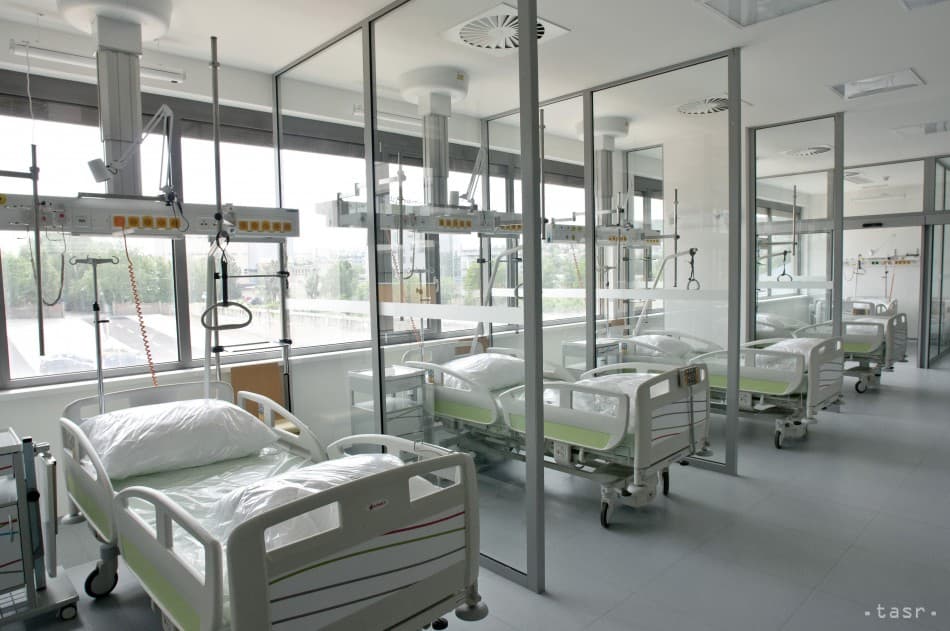 Szörnyű orvosi hiba egy szlovákiai kórházban: altatáskor átszúrták a páciens légcsövét, aki ezután meghalt