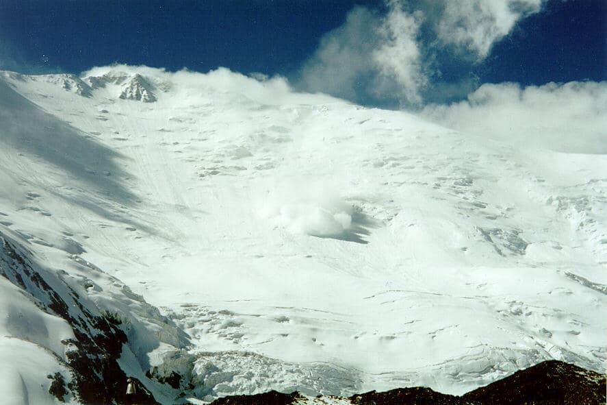 Többeket elsodort a lavina egy hófödte vulkán oldalán, négyen meghaltak
