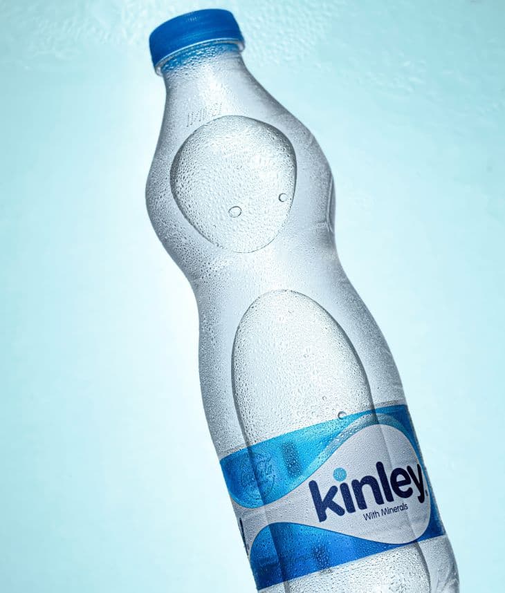 A palackozott víz műanyag részecskék százezreit tartalmazza