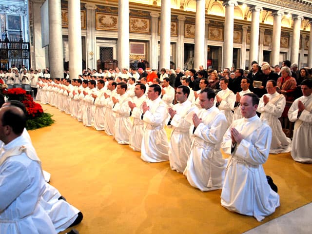 Orgiákon vett részt 10 nővel egy olasz pap, de fő, hogy megtisztult!